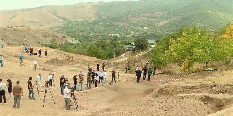 1. Karabağ Savaşı’nda Ermenilerce katledilen Azerbaycan askerlerine ait toplu mezar bulundu