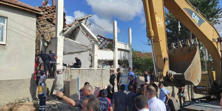 Yozgat'ta doğal gaz patlaması sonucu 2 katlı ev çöktü