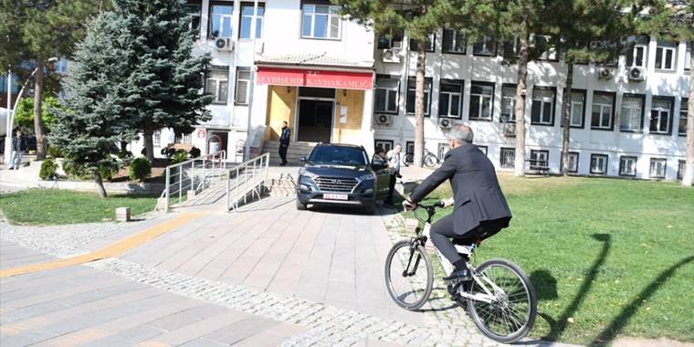 Seydişehir Kaymakamı Pişkin makama bisikletle gitti