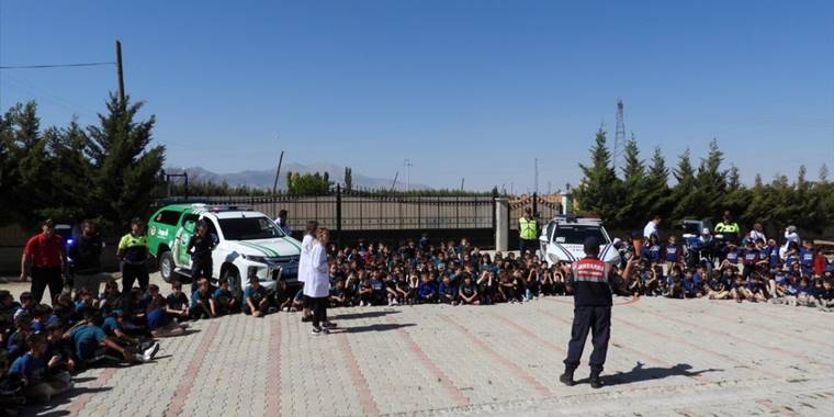 Jandarma ekiplerinden öğrencilere eğitim