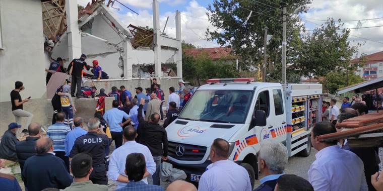 GÜNCELLEME 2 - Yozgat'ta doğal gaz patlaması sonucu 2 katlı ev çöktü