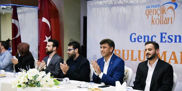 AK Parti Eskişehir İl Başkan Zihni Çalışkan, genç esnafla buluştu