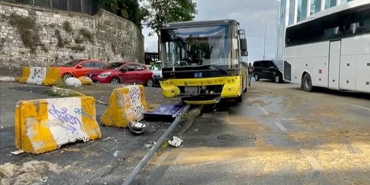Beyoğlu'nda yakıt dökülen yolda kayıp direğe çarpan İETT otobüsünde hasar oluştu