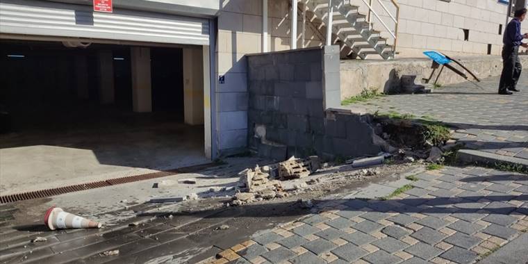 Park halindeki iş makinesi yokuş aşağı hareket ederek duvara çarptı