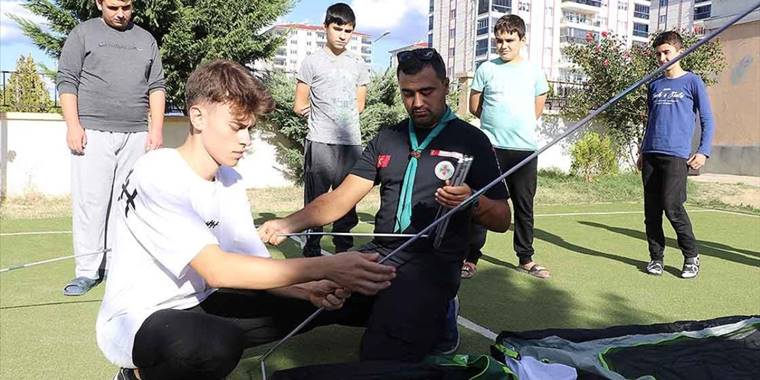 İzci imam gençlere doğa sevgisini aşılıyor