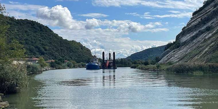 Bartın Irmağı taşkın riskine karşı tarak gemileriyle balçıktan temizleniyor
