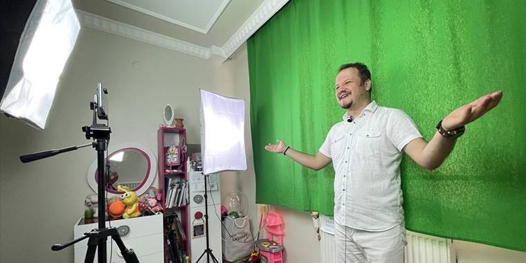 Ümit öğretmen çocuk odasında çektiği videolarla öğrencilere dersleri sevdiriyor