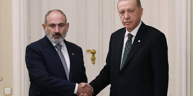 Cumhurbaşkanı Erdoğan, Prag'da Ermenistan Başbakanı Paşinyan'ı kabul etti