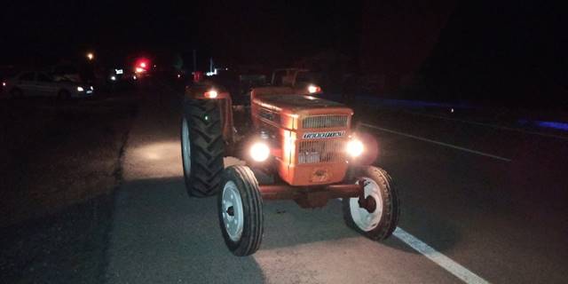 Sivas'ta otomobilin traktör römorkuna çarpması sonucu 6 kişi yaralandı