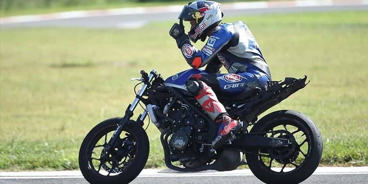 Toprak Razgatlıoğlu Superbike Portekiz ayağının ilk yarışında zafere ulaştı
