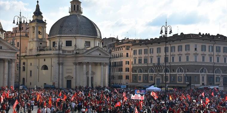 İtalya'da işçiler seslerini yeni hükümet ve AB'ye duyurabilmek için yürüdü