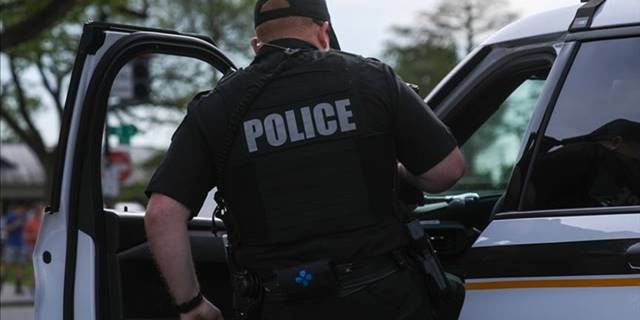 ABD'de polis, sürücü koltuğunda oturan genci arabadan inmediği için vurdu