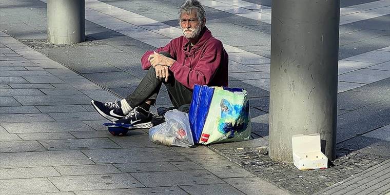 Almanya'da 10 yıldır sokaklarda kalan Peter Schmidt dramatik yaşam hikayesini anlattı