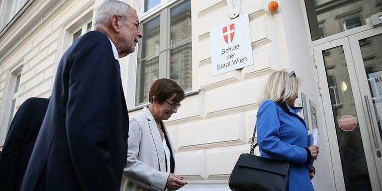 Avusturya Cumhurbaşkanı Van der Bellen oyunu kullandı