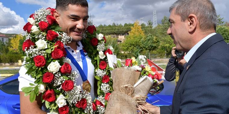 Dünya şampiyonu milli güreşçi Taha Akgül, memleketi Sivas'ta çiçeklerle karşılandı: