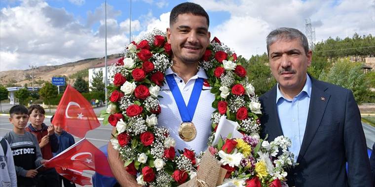 Dünya şampiyonu milli güreşçi Taha Akgül, memleketi Sivas'ta çiçeklerle karşılandı
