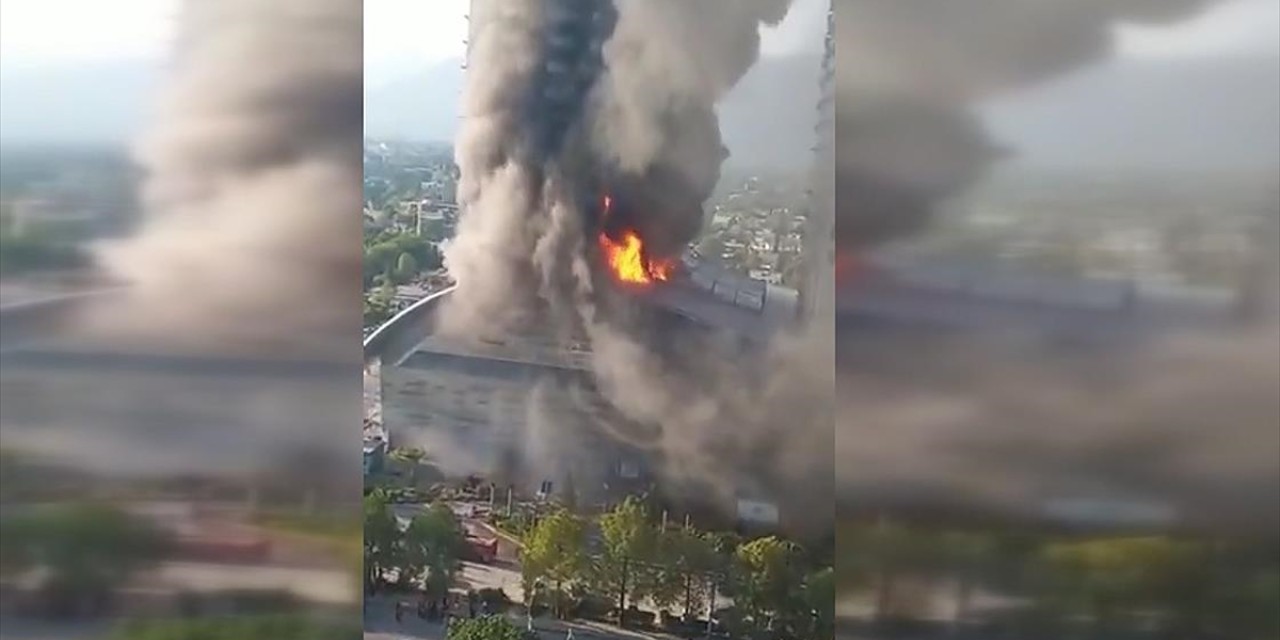 İslamabad'da alışveriş merkezinde yangın çıktı