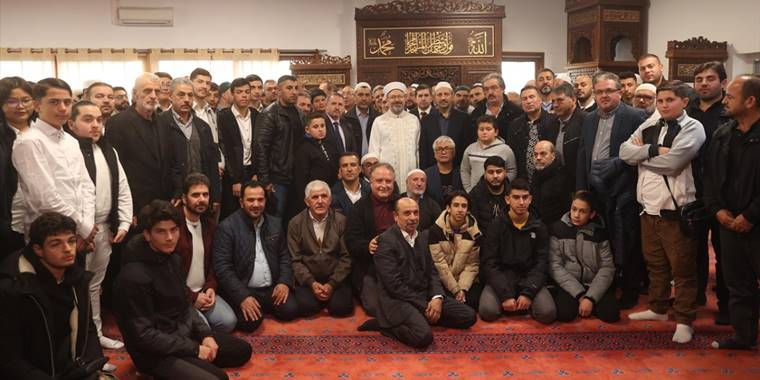 Diyanet İşleri Başkanı Erbaş, Fransa'da sabah namazında gençlerle buluştu