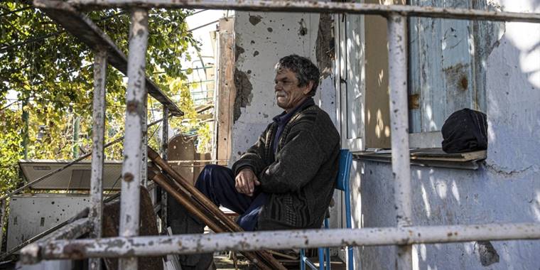 Cephe hattı yakınındaki Şevçenkove köyünde kalan Ukraynalı aile yaşadıklarını anlattı