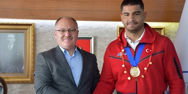 Dünya şampiyonu Taha Akgül, Sivas Valiliği ve Belediyesini ziyaret etti