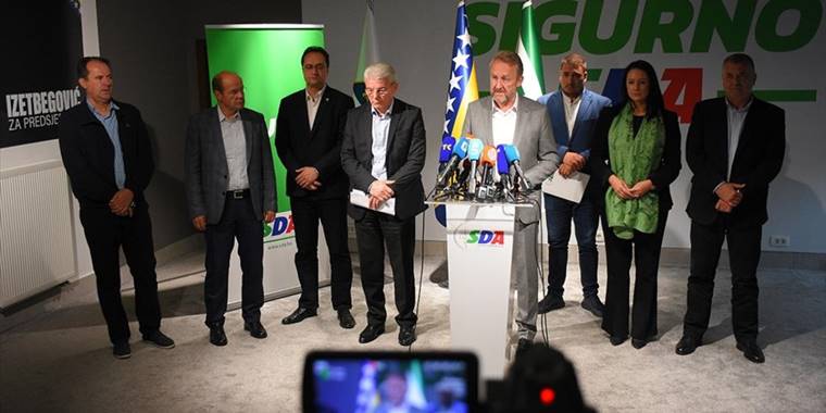 Boşnak siyasilerden, Yüksek Temsilci'nin kararının Sırp entitesinde de uygulanması talebi