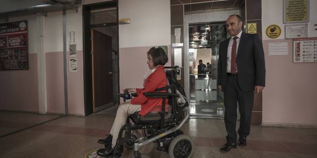 Derslere solunum cihazıyla giren Gamze öğretmen, sosyal medyadan da ilham oluyor