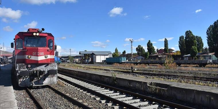 Kars'ta raylara düşen kaya parçaları tren seferlerini aksattı