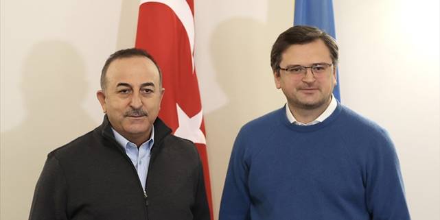 Bakan Çavuşoğlu Ukraynalı mevkidaşı Kuleba ile telefonda görüştü