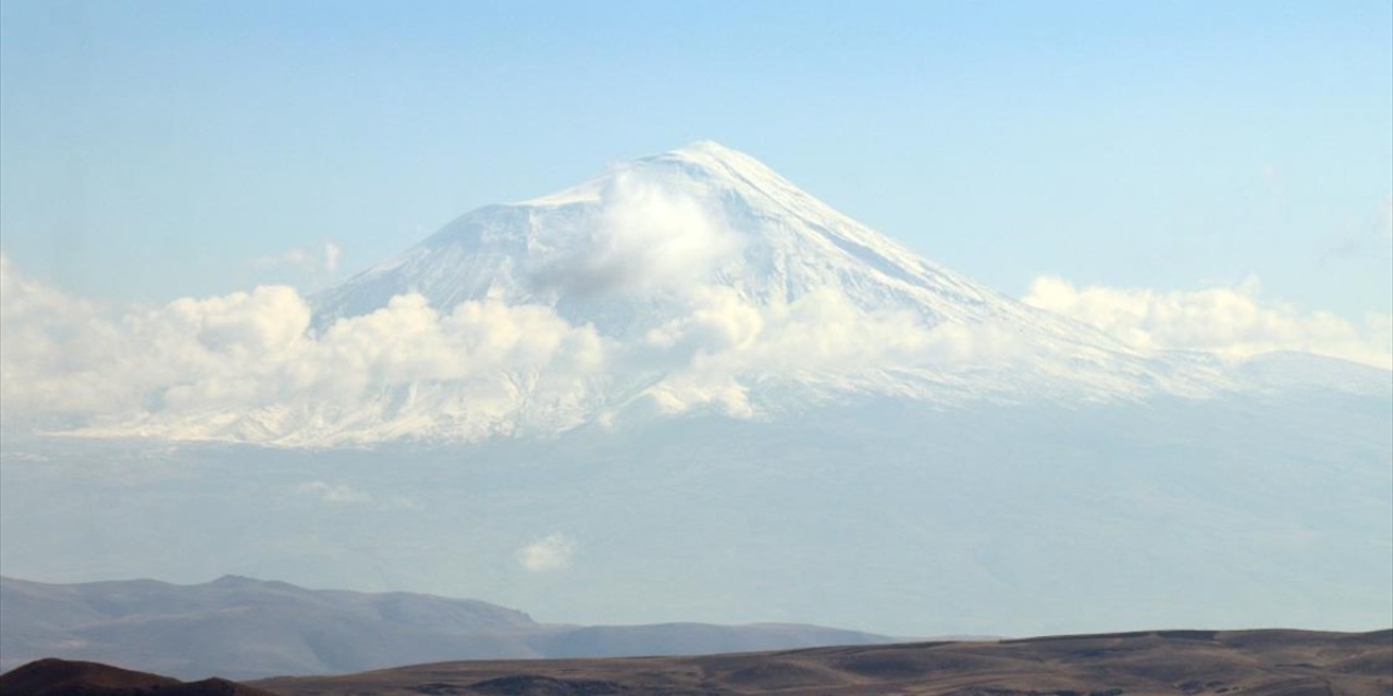 Türkiye'nin en yüksek noktası Ağrı Dağı karla kaplandı