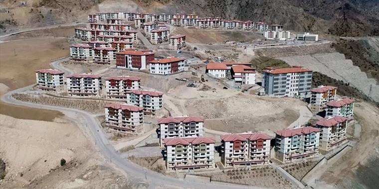 Baraj nedeniyle su altında kalacak Yusufeli ilçesi yeni yerine taşınmaya başladı