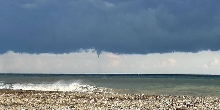 Denizde oluşan hortum görüntülendi