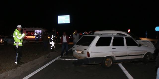 Sivas'ta üç aracın karıştığı kazada 4 kişi yaralandı