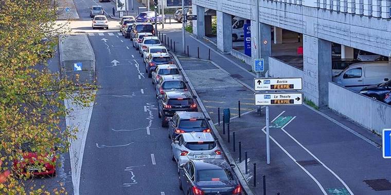 Fransa'daki bir benzin istasyonunda akaryakıt almak isteyenler uzun kuyruklar oluşturdu