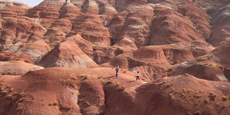 Iğdır'daki Gökkuşağı Tepeleri farklı yaş gruplarından doğaseverleri ağırlıyor