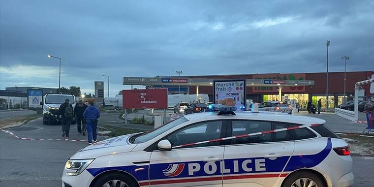 Fransa'da akaryakıt istasyonunu 'işgal eden' gençler, benzini belirledikleri fiyattan sattı