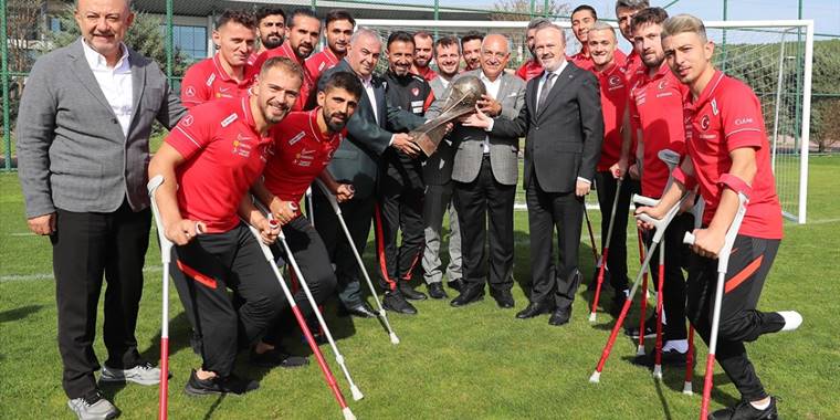 TFF Başkanı Büyükekşi, dünya şampiyonu Ampute Futbol Milli Takımı'yla buluştu