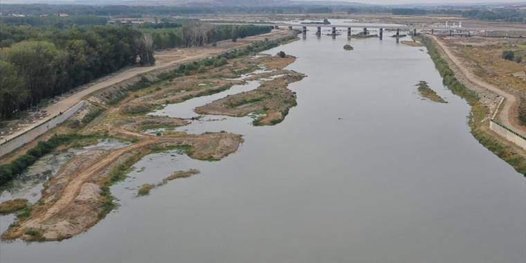 Edirneliler Tunca Nehri'nin ardından Meriç'in de kum adacıklarından temizlenmesini istedi