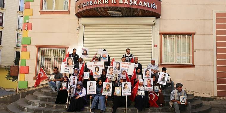 Diyarbakır anneleri, Dünya Kız Çocukları Günü'nde terör örgütü PKK'dan kızlarını istedi