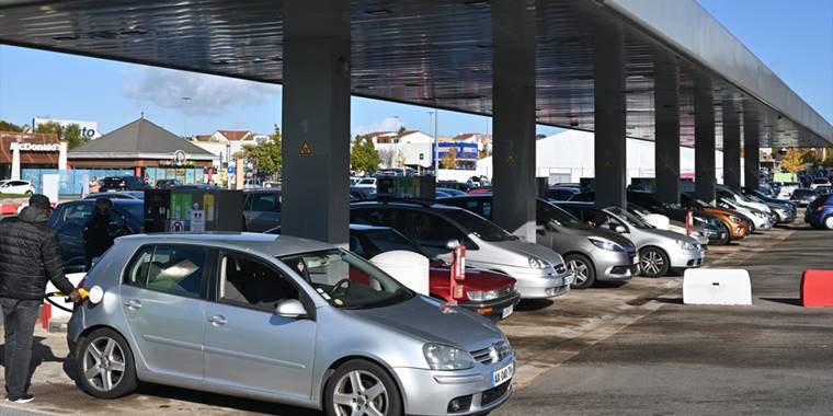 Fransa'da hükümet akaryakıt grevinde "zorla çalıştırma" prosedürünü başlattı