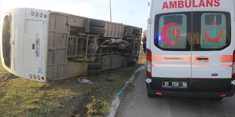 Adana'da işçi servisinin devrilmesi sonucu 15 kişi yaralandı