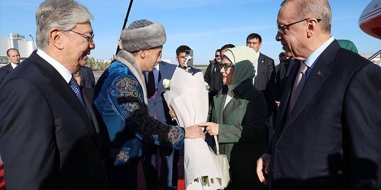 Cumhurbaşkanı Erdoğan, Kazakistan'da Cumhurbaşkanı Tokayev tarafından resmi törenle karşılandı