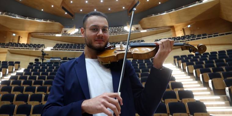 Genç keman sanatçısı uluslararası yarışmada Grand Prix'e layık görüldü