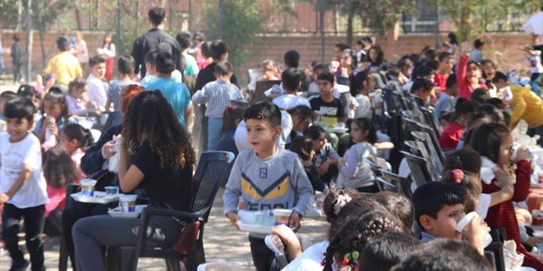 Diyarbakırlı kebapçı mangalını köy çocukları için yaktı