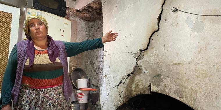 Osmaniye'deki depremde evi hasar gören aile yaşadıklarını anlattı