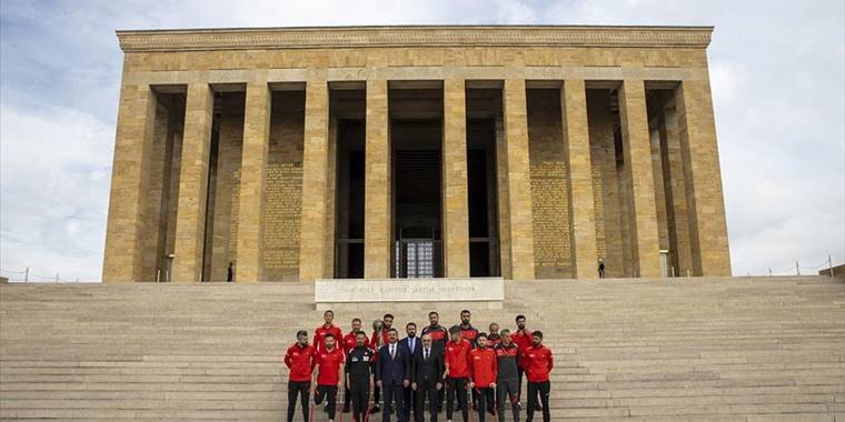 Dünya şampiyonu Ampute Futbol Milli Takımı, Anıtkabir'i ziyaret etti