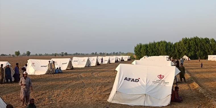AFAD, Pakistan'a 7 bin 500 tonun üzerinde insani yardım malzemesi gönderdi
