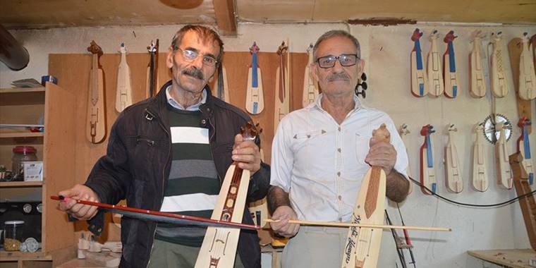 Karadenizli arkadaşlar atölyelerinde 35 yıldır kemençe üretiyor