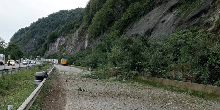 Artvin'de kara yolundaki heyelan anı güvenlik kamerasına yansıdı