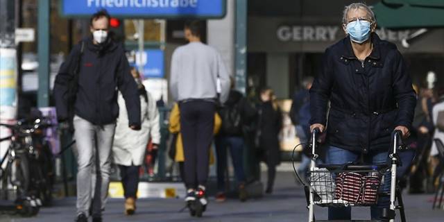 Almanya’da Kovid-19 vakalarındaki artışa karşı maske zorunluğu getirilmesi çağrısı