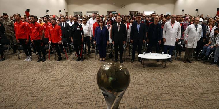 Ampute Futbol Milli Takımı'ndan Ankara Şehir Hastanesi'ndeki hastalara moral ziyareti
